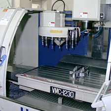 Exemple de centre d'usinage utilisé pour la fabrication des grosses pièces des tubes optiques et montures.